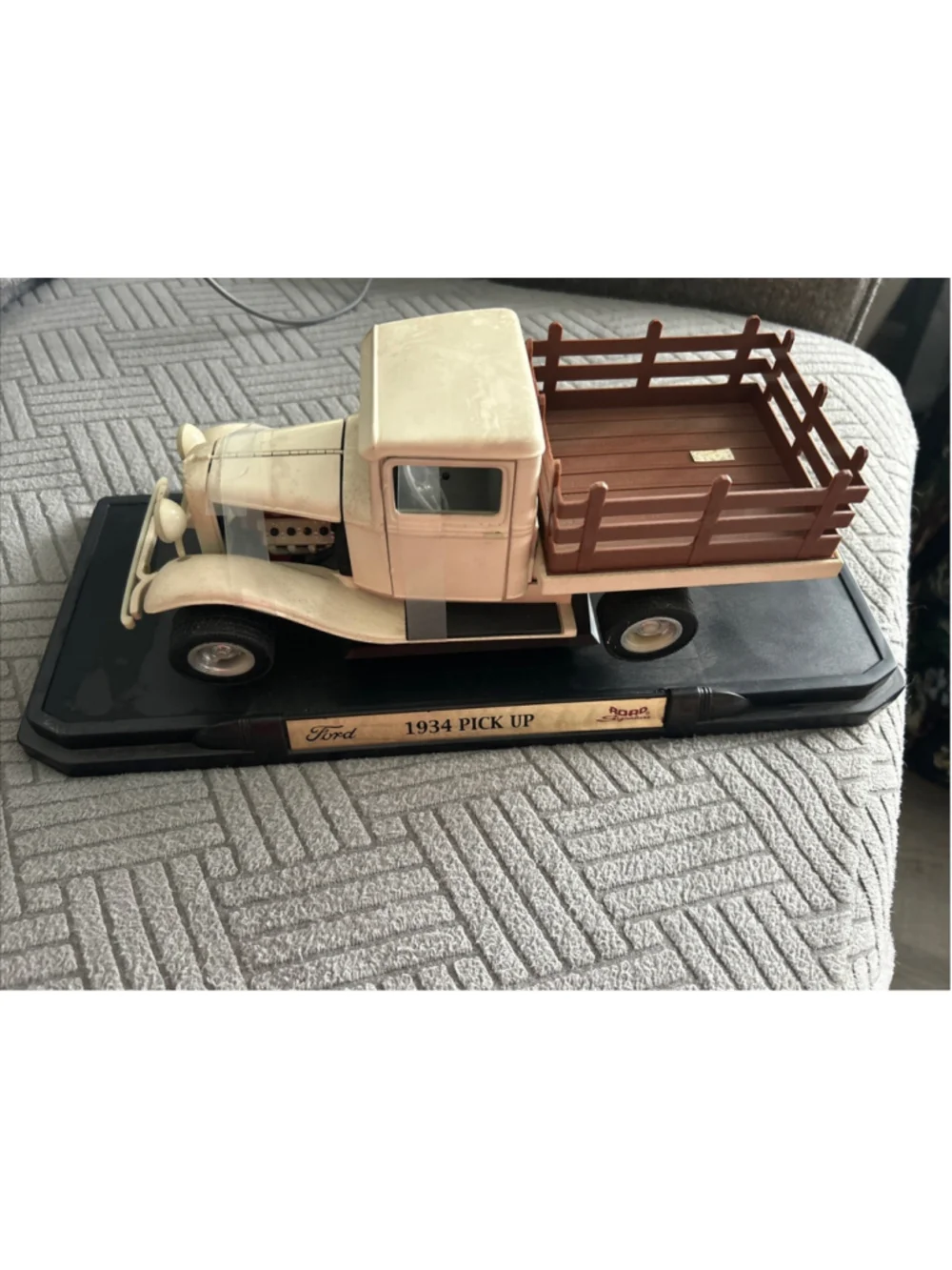 Road Legends 1934 Ford Pick-Up model truck on display plate 1/18!scale